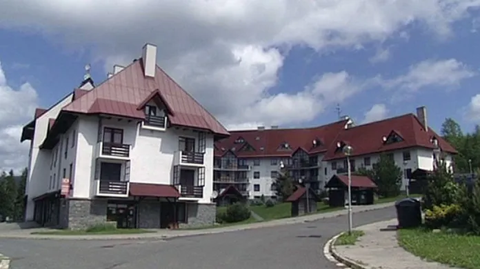 Věřitel tvrdí, že Harrachov s bytovými domy převzal i dluh – dnes stomilionový.