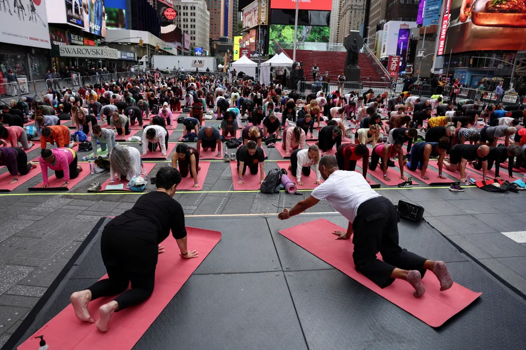 Newyorčané v rámci oslav dne jógy zaplnili Times Square