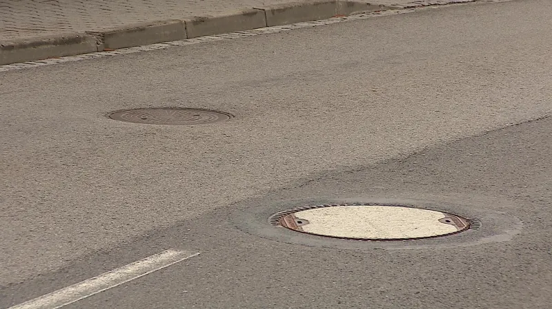 Obec má novou kanalizaci, přesto musela některé poklopy vyměnit