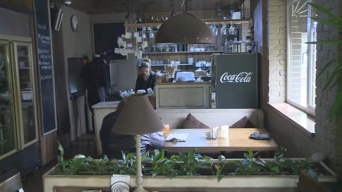 Kavárna v Buče bojuje s blackouty způsobenými ruskými útoky