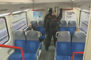 Bezpečnostní hlídky pomáhají ve vlacích řešit incidenty s cestujícími