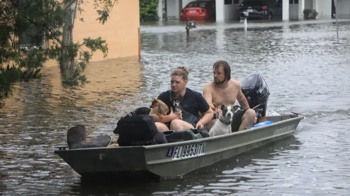 Lidé se evakuují z města South Daytona