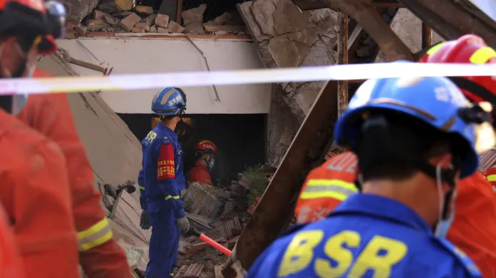 Záchranáři prohledávají trosky zřícené budovy s restaurací