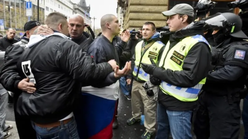 Policisté brání účastníkům demonstrace Dělnické strany sociální spravedlnosti, aby opustili trasu pochodu,  Autor: Vít Šimánek,  Zdroj: ČTK