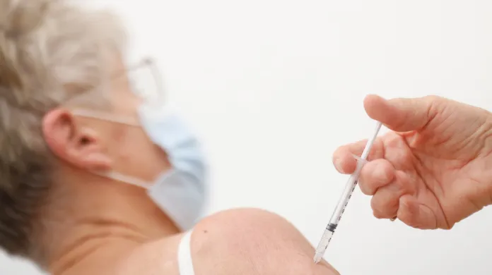 Očkování seniorky v očkovacím centru Saint-Nazaire ve Francii