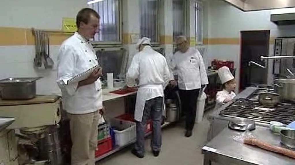 Zkušební komisař sleduje mladé kuchaře