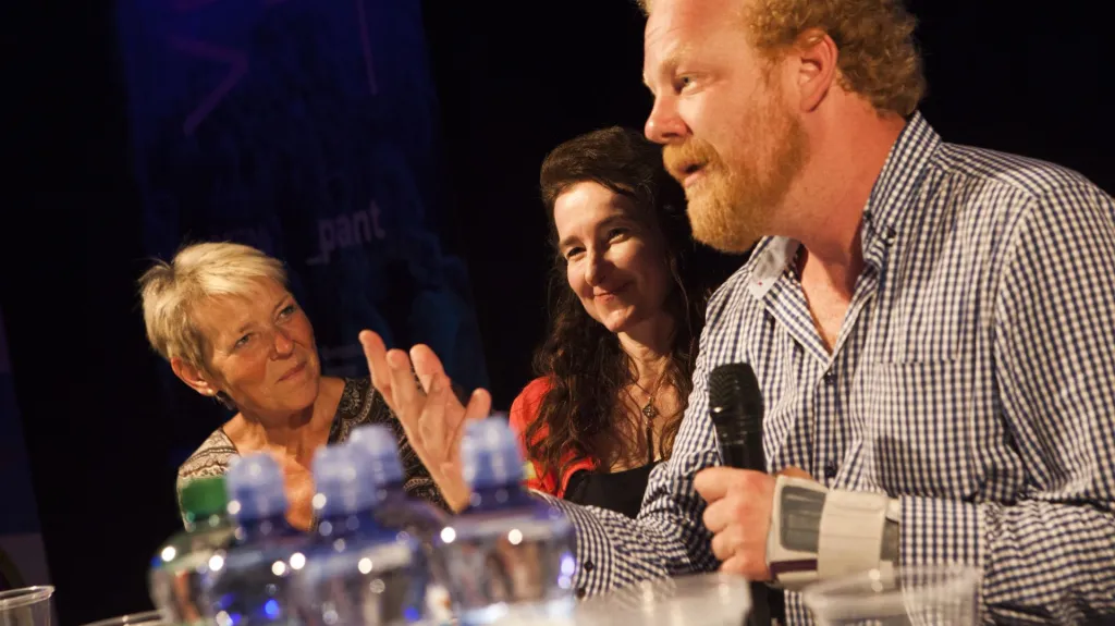 Ekonom Tomáš Sedláček a velvyslankyně Velké Británie v Česku Jan Thompsonová (uprostřed) během debaty na Colours of Ostrava 2017