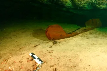Archeologové objevili v Mexiku první dochovanou kánoi z doby říše Mayů
