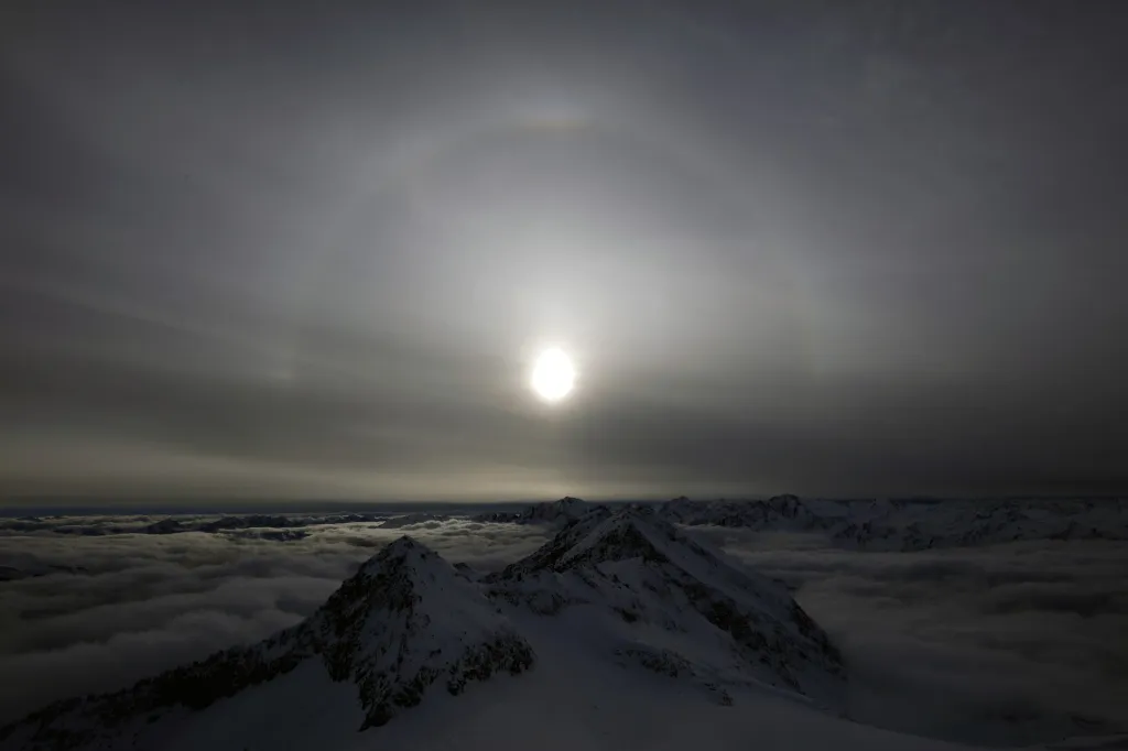 Optický jev, který vzniká ze slunečního světla a ledových krystalů, stoupá nad horami nad vrcholem Sonnblick ve výšce 3 106 metrů nad mořem, v pohoří Hohe Tauern poblíž Rauris