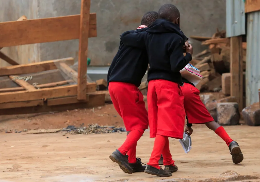 Děti se vracejí do školy v městské čtvrti Kibera v Nairobi, která je současně největším slumem v zemi, poté co promeškaly vzhledem k pandemii téměř celý školní rok