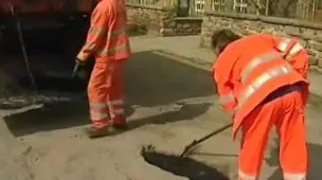 Silničáři opravují poničené silnice