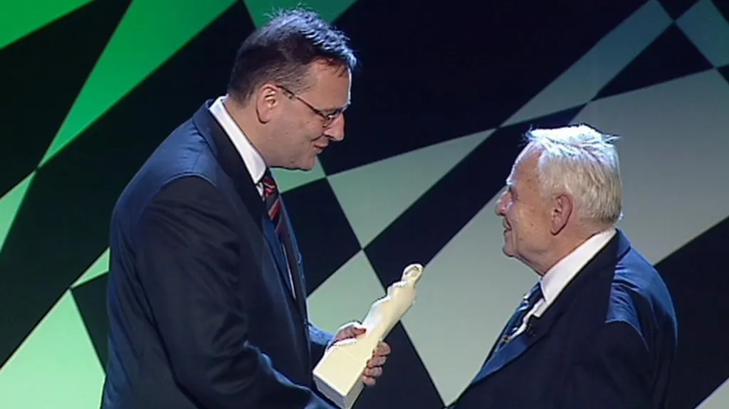 Pavel Klener přebírá cenu
