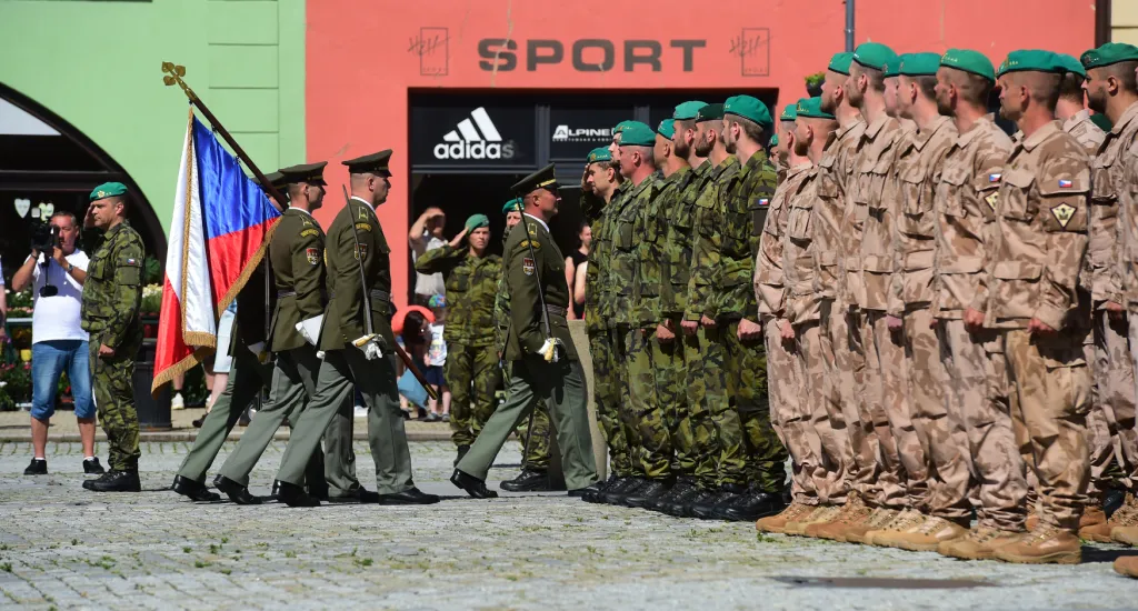 Slavnostní nástup vojáků 6. úkolového uskupení Armády České republiky