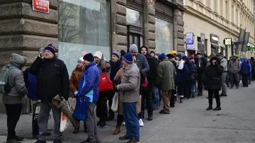 Lidé čekají ve frontě na speciální bankovku