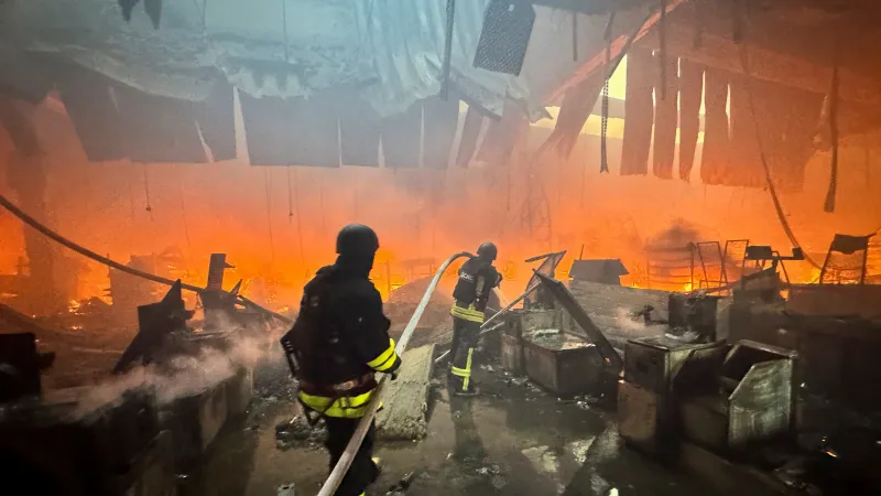 Následky ruského útoku, který v Charkově zasáhl hobbymarket