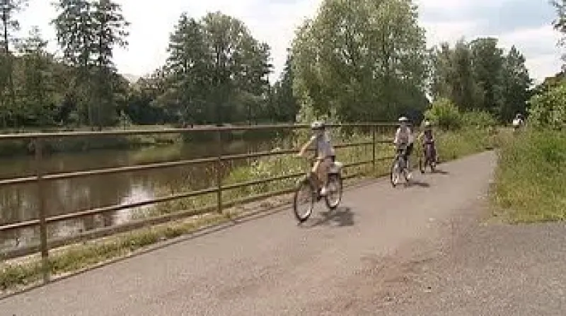 Karlovarský kraj zahájil stavbu dalšího úseku páteřní cyklostezky podél řeky Ohře.