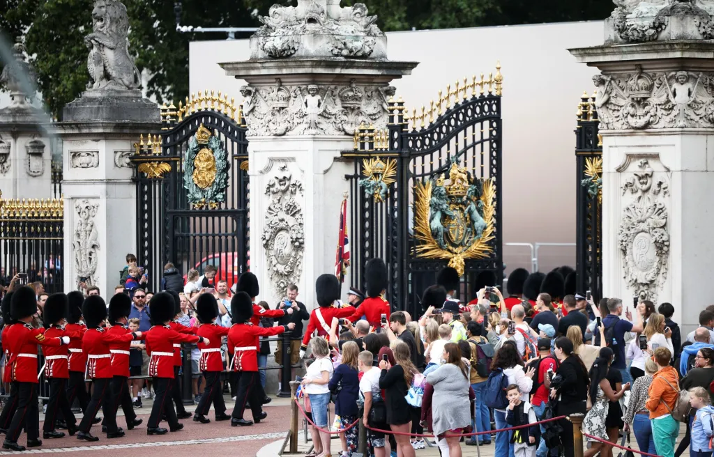 Poprvé od začátku pandemie se u Buckinghamského paláce v Londýně konala výměna stráží