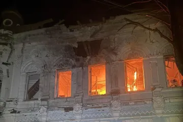 Ruské drony na Ukrajině zasáhly knihovnu či sklad potravin