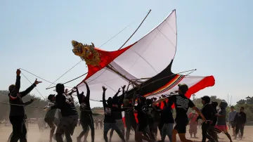 Festival pouštění draků v indonéském městě Denspar (29. června 2024)