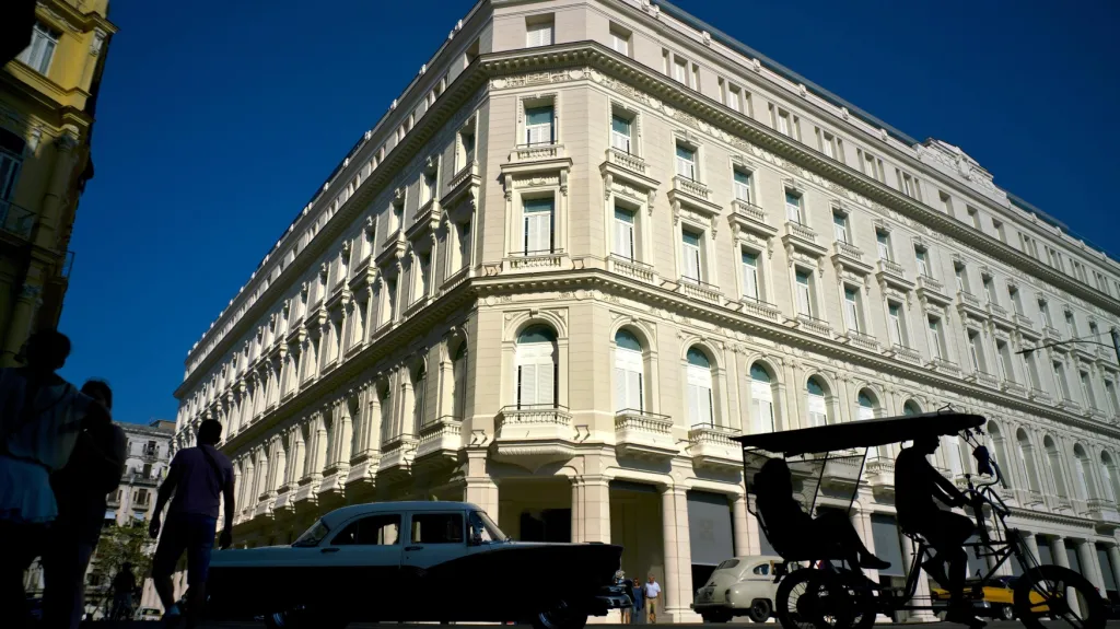 Pětihvězdičkový hotel, jehož součástí je nákupní centrum