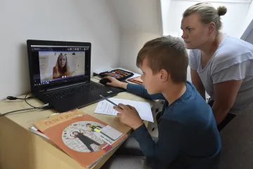 Tradičním třídním schůzkám možná odzvonilo. Školy i rodiče si pochvalují setkávání on-line