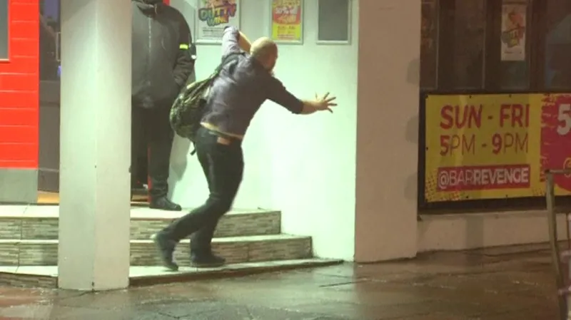 Obyvatel Brightonu se potýká s větrnou smrští