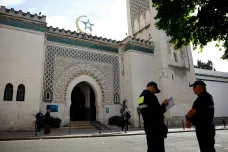 Francie v duchu „laïcité“ kontroluje mešity a zakazuje abáje. Napětí sílí, muslimové mluví o diskriminaci