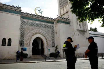 Francie v duchu „laïcité“ kontroluje mešity a zakazuje abáje. Napětí sílí, muslimové mluví o diskriminaci