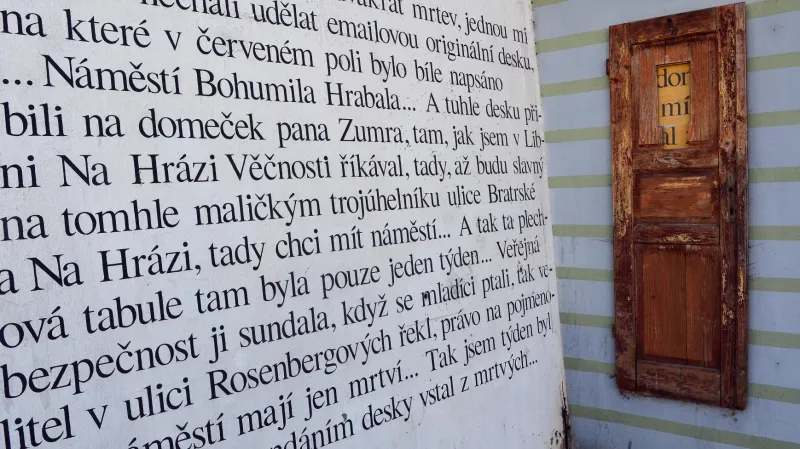 Zeď Bohumila Hrabala v ulici Na Hrázi v Praze 8