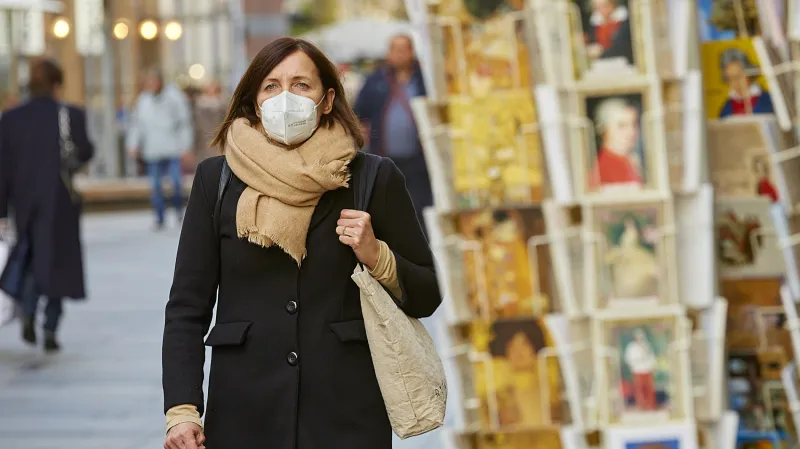 Žena s rouškou v centru Vídně