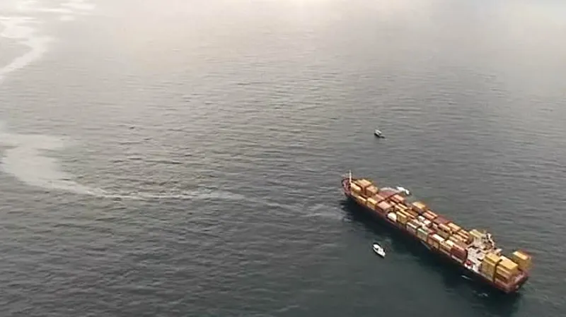 Z nákladní lodi Rena uniká topný olej