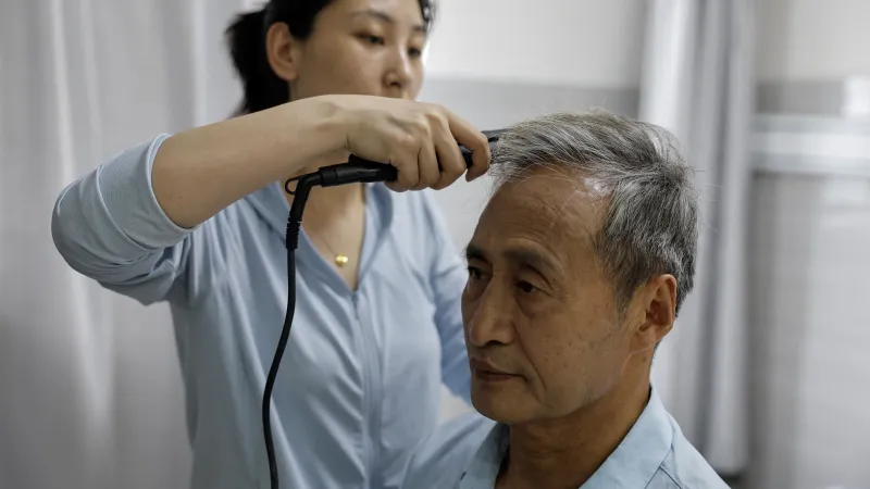 Herec z mikrodramat Ču Ťien v maskérně