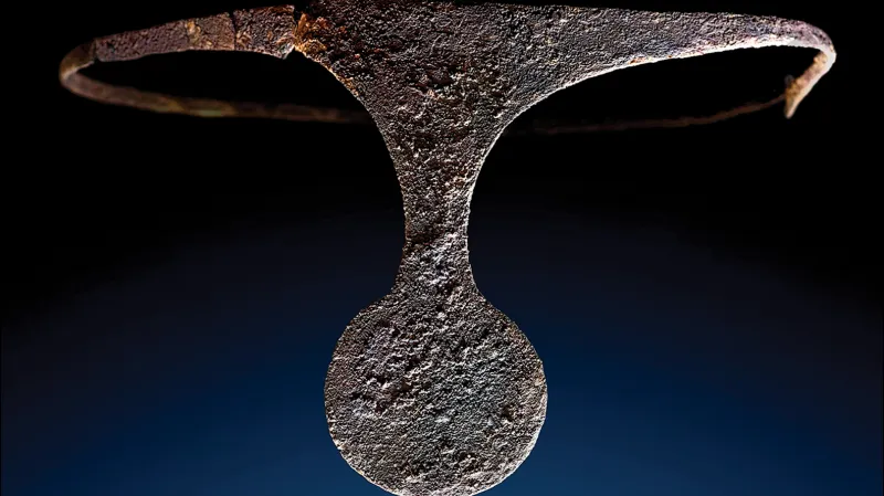 Stříbrný diadém nalezený v hrobce