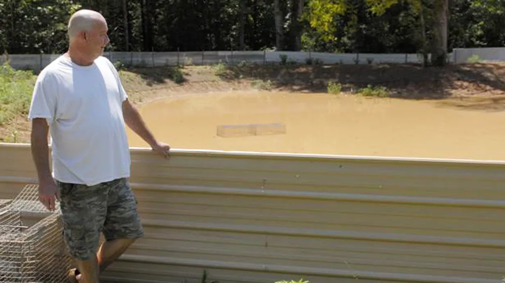 David Driver s prázdnou želví farmou