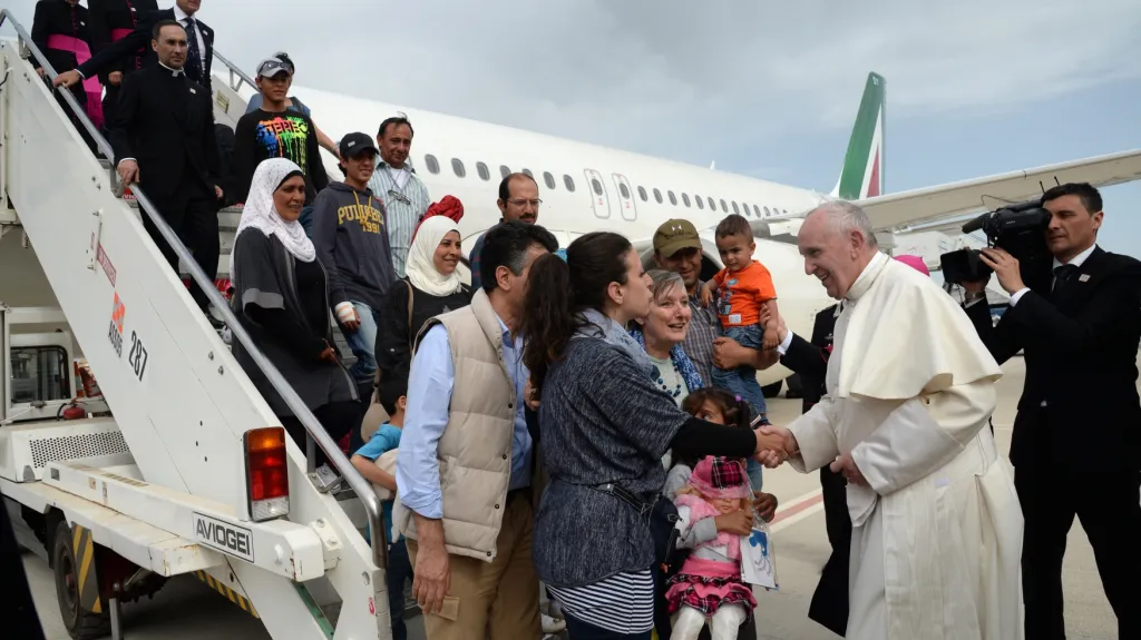 Papež odletěl z Lesbu se syrskými běženci