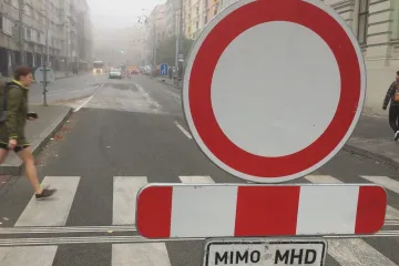 Prasklý vodovod na hodiny uzavřel Kotlářskou ulici nedaleko centra Brna