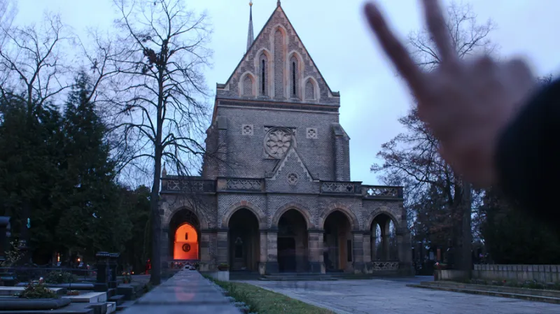 Pieta za Václava Havla u jeho hrobu na Vinohradském hřbitově