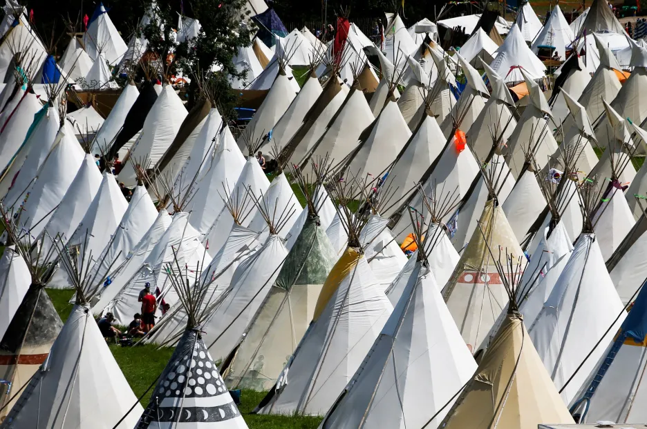 Angličtí „indiáni“ ovládli stanové městečko v rámci festivalu v Glastonbury a postavili zde kolem dvou set týpí.