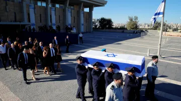 Smuteční průvod Peresovy rodiny se vydal od Knessetu na Herzlovu horu