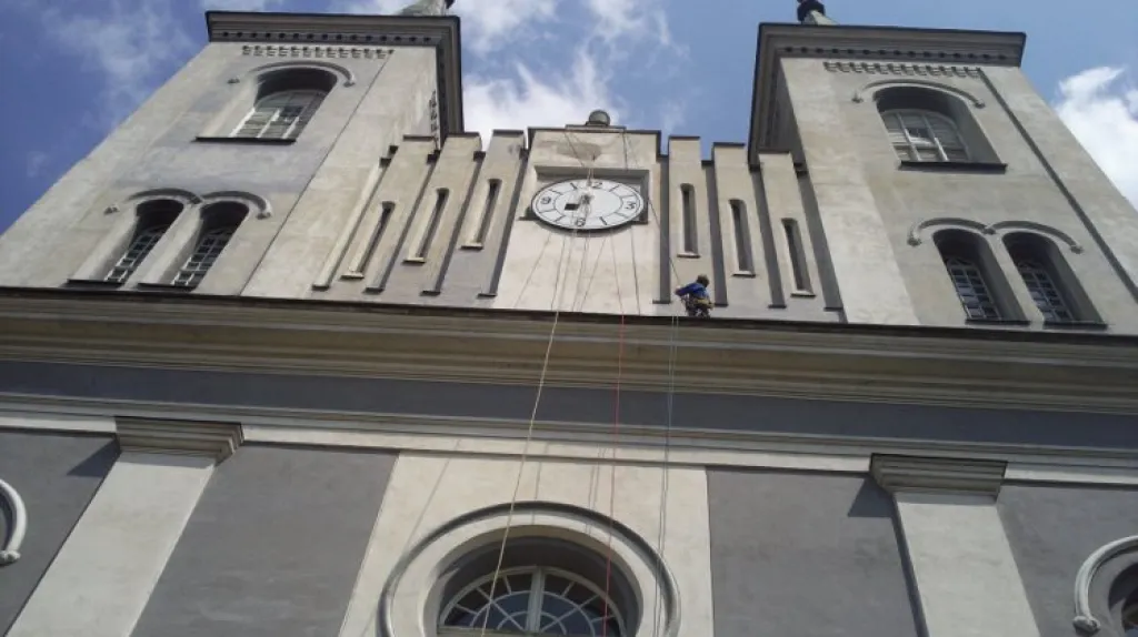 Na věž vanovického kostela se vrátil opravený ciferník