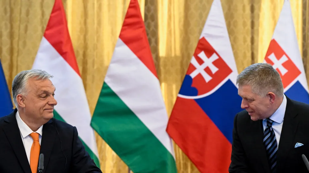Maďarský premiér Viktor Orbán (vlevo) a jeho slovenský protějšek Robert Fico (duben 2025)