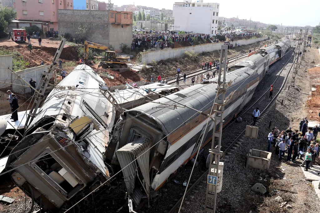 Bezpečnostní složky kolem vykolejeného vlaku v oblasti Sidi Bouknadel nedaleko marockého hlavního města Rabat