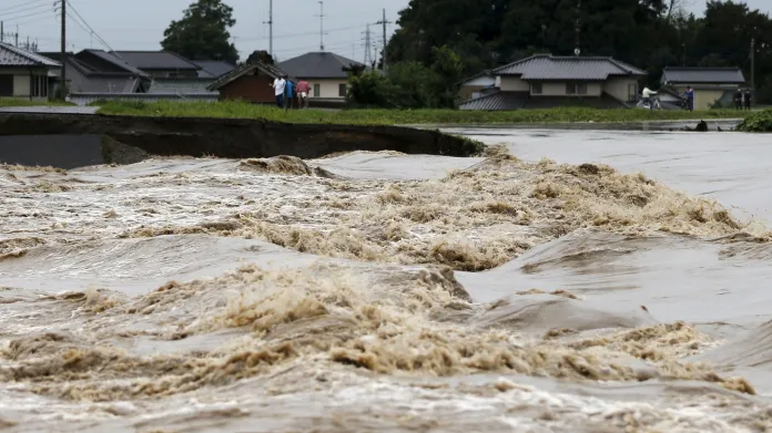 Tajfun Etau způsobil v Japonsku rozsáhlé záplavy