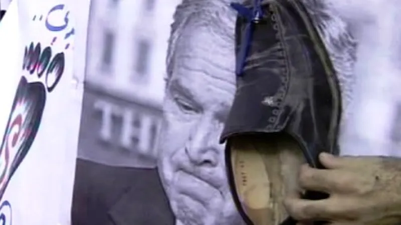 V Iráku tisíce lidí podpořily iráckého novináře, který byl zatčen poté, co po americkému prezientovi Bushovi hodil botu.