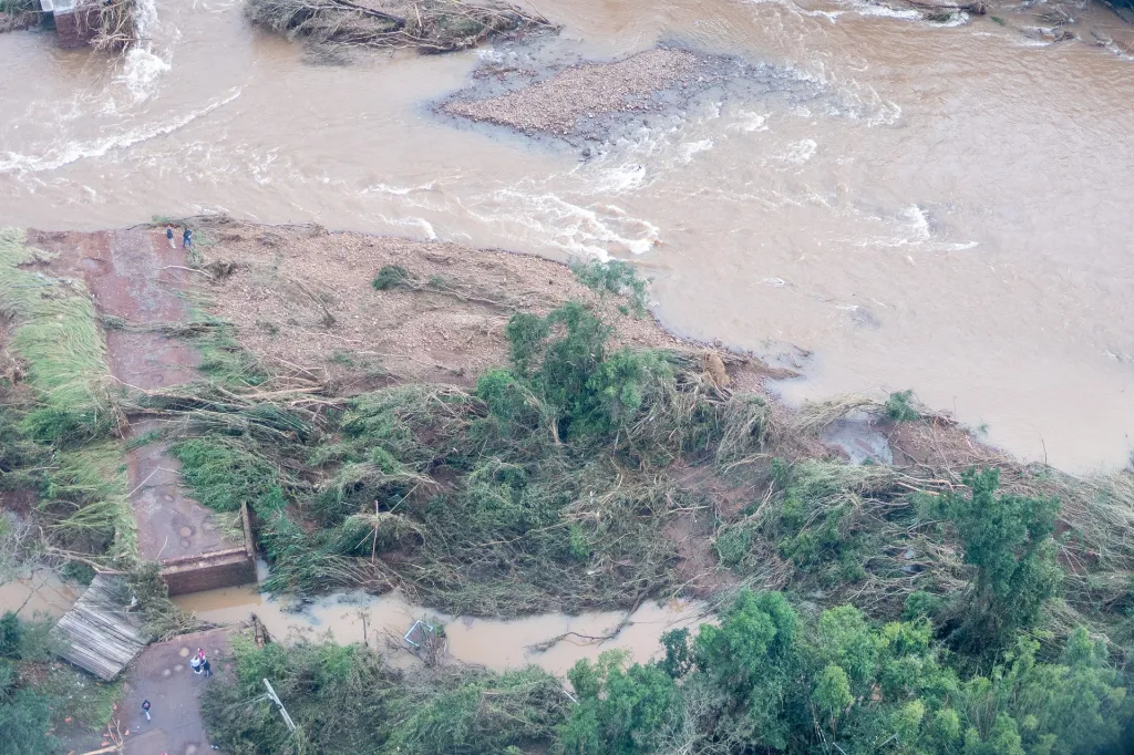 Následky tropické cyklony poblíž města Caraá