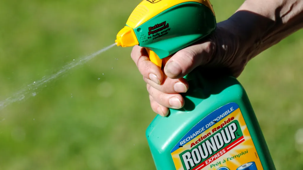 Přípravek RoundUp s glyfosátem