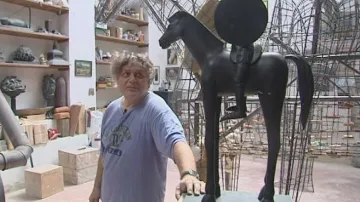 Jaroslav Róna s modelem jezdecké sochy