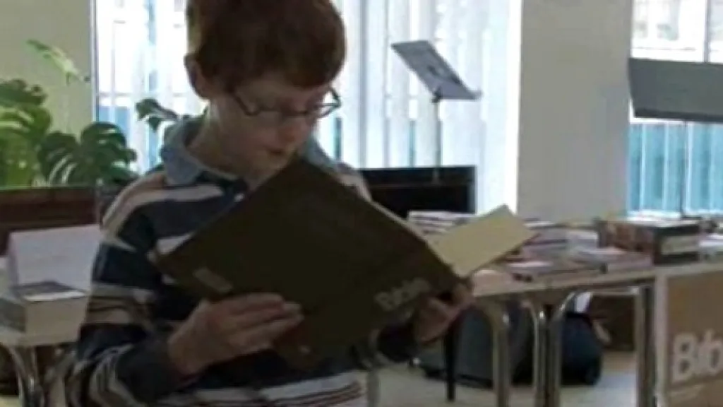 Chlapec předčítá z bible