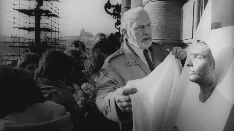 Předání posmrtné masky Jana Palacha studentům, 1990