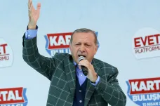 Západ se z našich reforem zblázní, říká Erdogan před referendem, v Istanbulu zatkli desítky cizinců